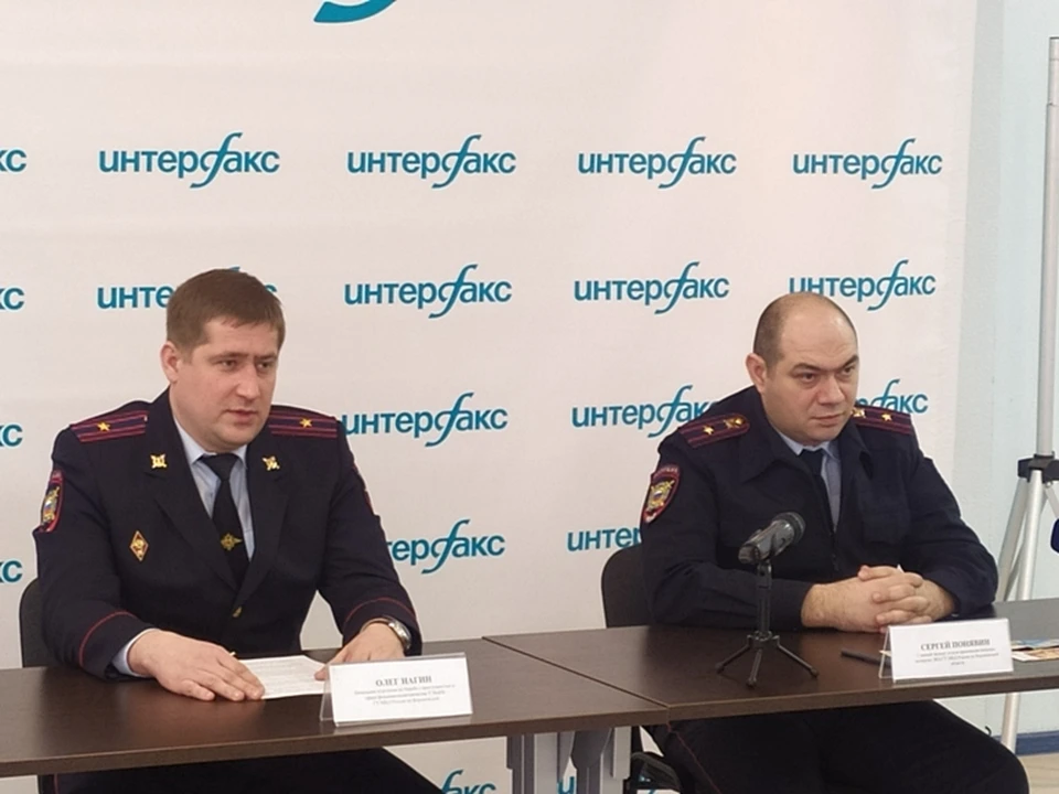 Начальник отделения по борьбе с преступностью в сфере фальшивомонетничества УЭБиПК ГУ МВД России по Воронежской области майор полиции Олег Нагин и старший эксперт ЭКЦ ГУ МВД России по Воронежской области майор полиции Сергей Понявин
