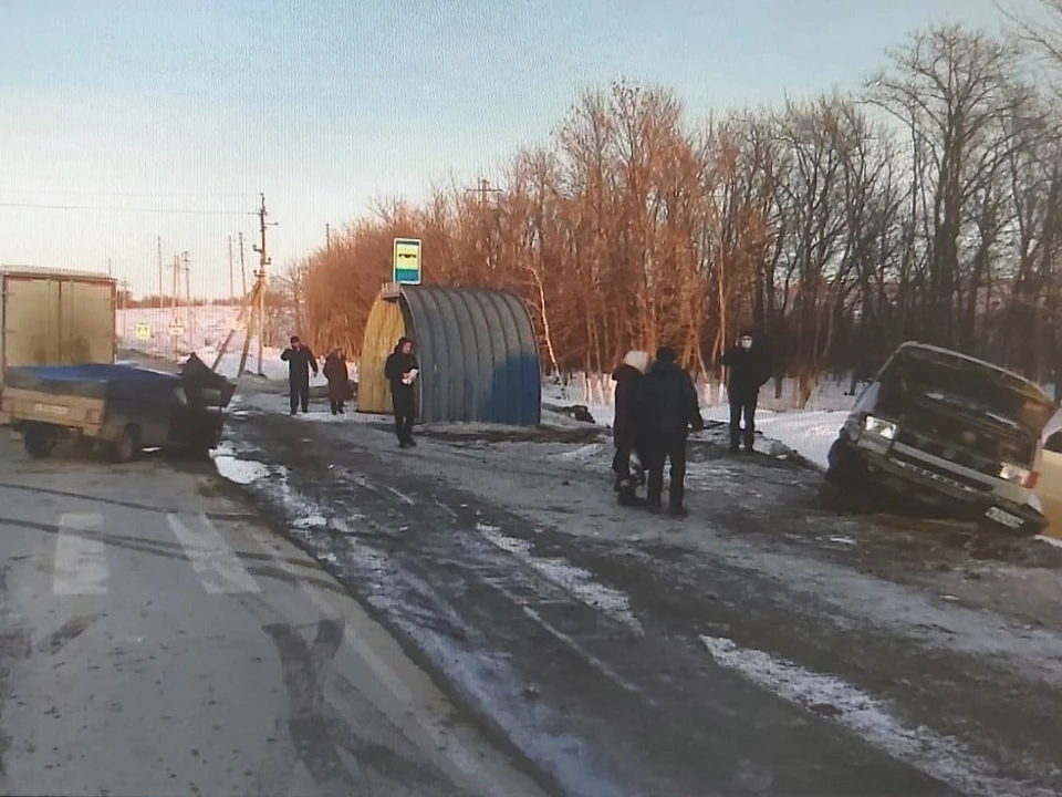 Два авто столкнулись на трассе под Саратовом