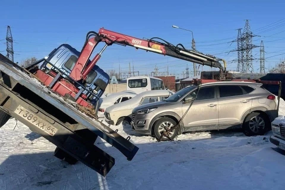 Эвакуатор повредил авто. Фото Анны Гомоюновой