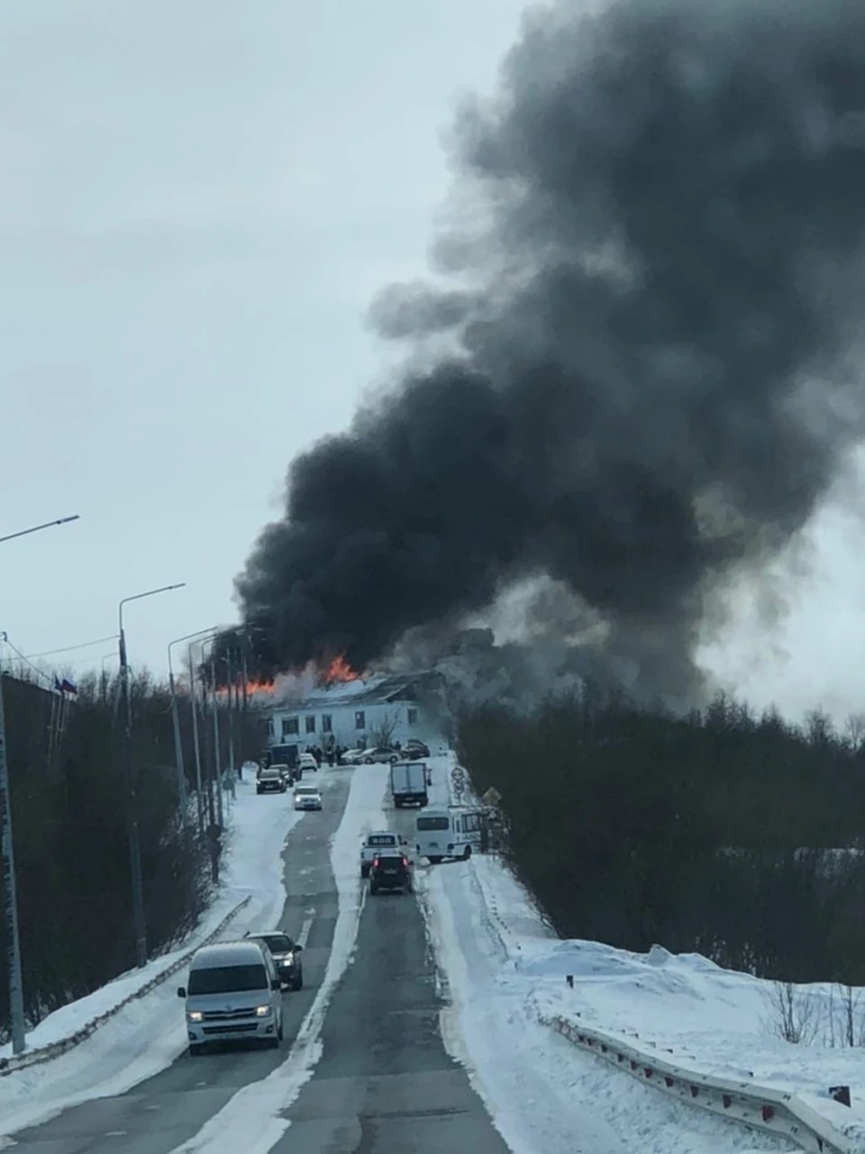 Хлопок и черный дым»: в Салехарде полыхает жилой дом по ул. Чапаева - KP.RU