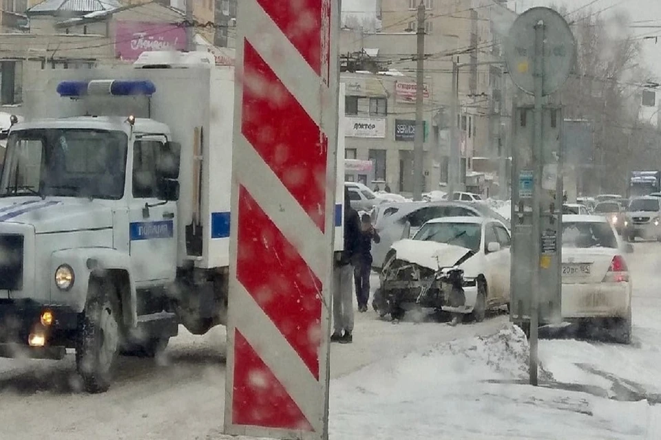 В Октябрьском районе Новосибирска седан влетел в автозак. Фото: "АСТ-54".