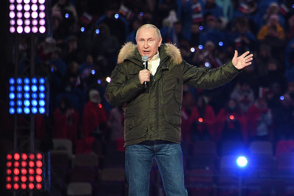 Владимир Путин во время праздничного мероприятия в Лужниках.