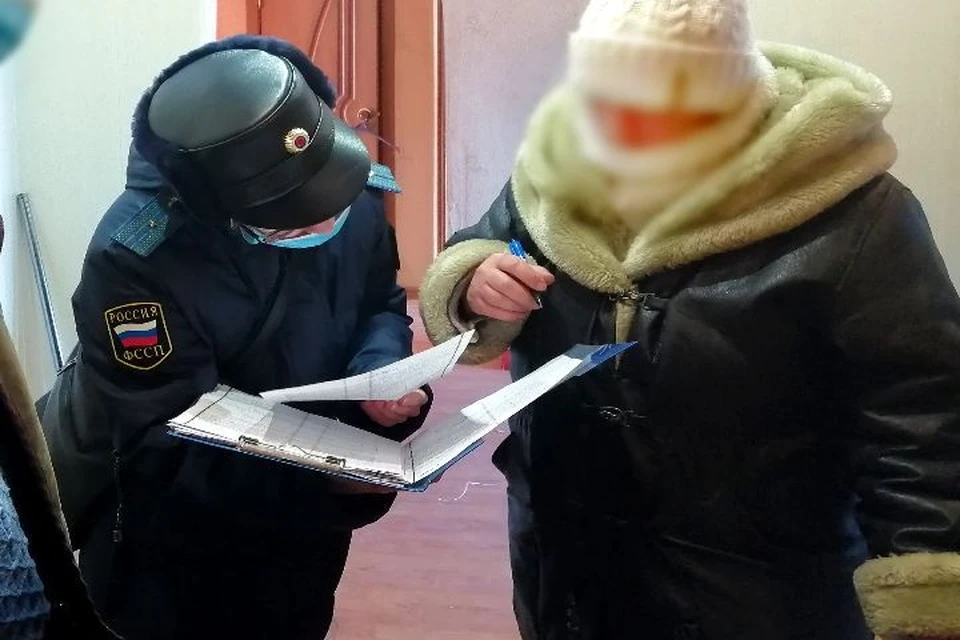 Судебные пристава пришли к бывшей хозяйке квартиры, которая не хотела съезжать. Фото: УФССП по Ярославской области
