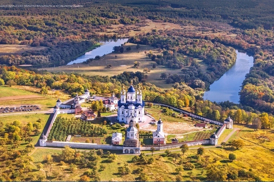 «Пролетая над Свенским монастырем». Фото: Павел Стрельцов.