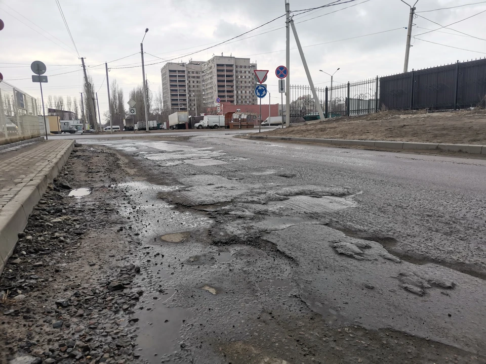 Разбитая дорога возле воронежской БСМП № 1.