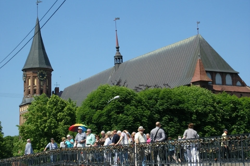 Туристы у Кафедрального собора.