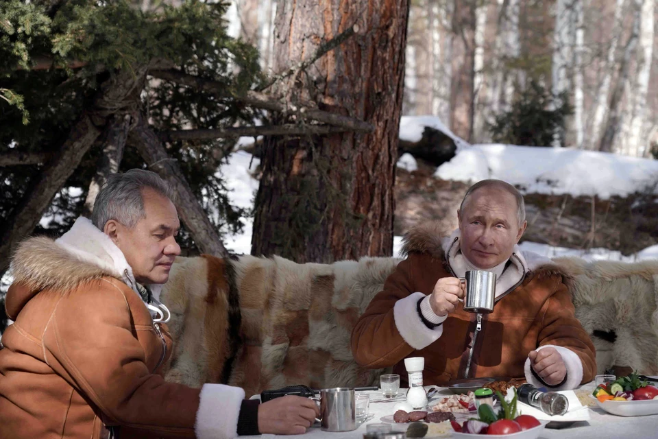 Президент России Владимир Путин и министр обороны РФ Сергей Шойгу на отдыхе в тайге.
