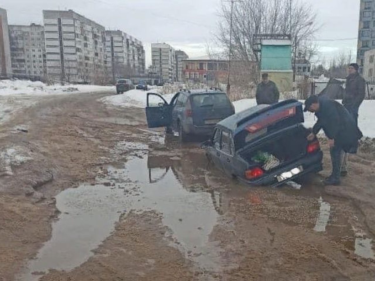 Танки грязи не боятся: на ярославских дорогах тонут машины - KP.RU