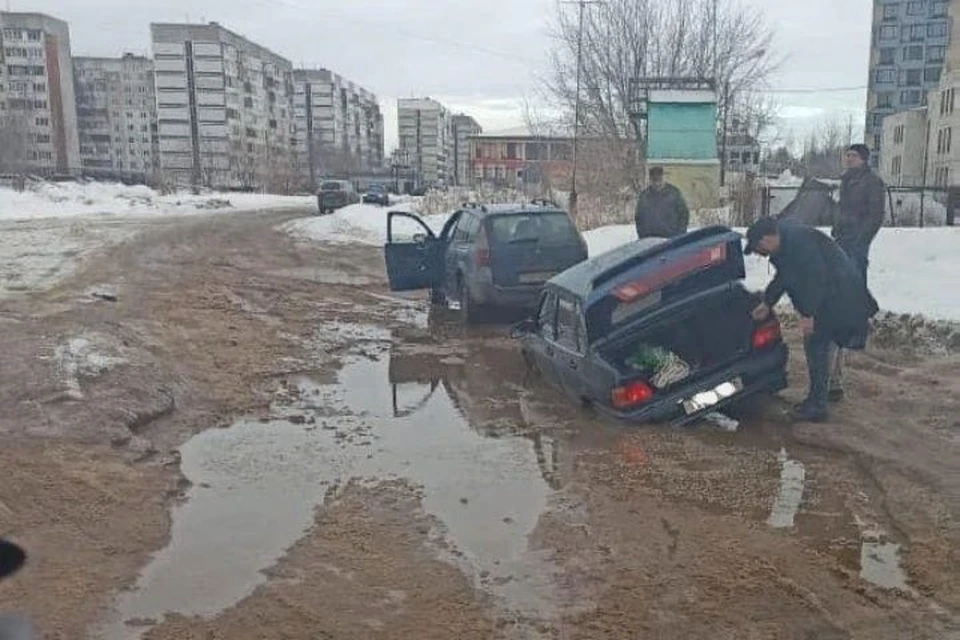 ВАЗ наполовину ушел в воду. ФОТО: группа "Ярославль LIVE" ВКонтакте