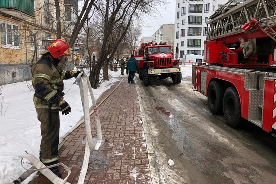 Спасатели, приехавшие на вызов, вывели из здания 12 человек Фото: МЧС по Свердловской области