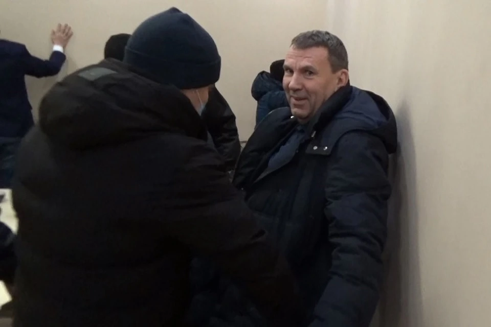 Задержанный даже улыбался правоохранителям.