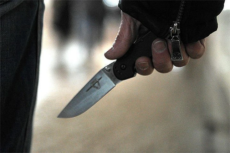 Женщине чудом удалось избежать смерти от ножа пьяного сожителя.
