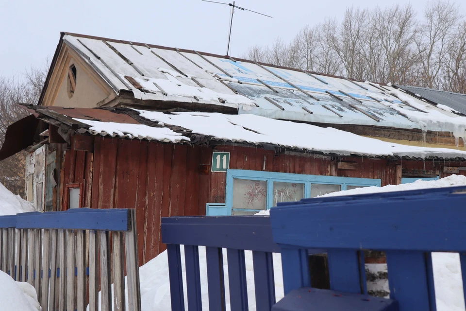 На многодетную семью из Кирова в любой момент может рухнуть крыша. Фото: onf.ru.