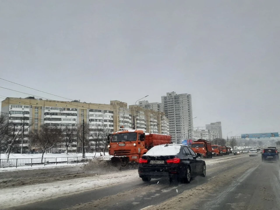 Пока даже главные проспекты утопают в снежной каше и воде.