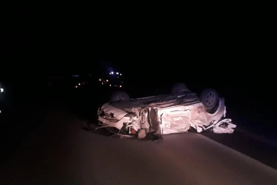 Легковушка врезалась в припаркованный грузовик. Фото: ОГИБДД ОМВД России по городу Миассу