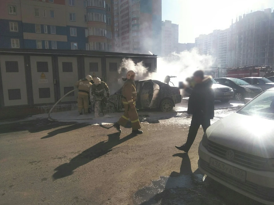 Огонь повредил в машине моторный отсек и салон