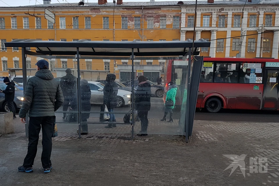 Разваливающийся павильон остановки «Дом художника» продолжает пугать рязанцев.