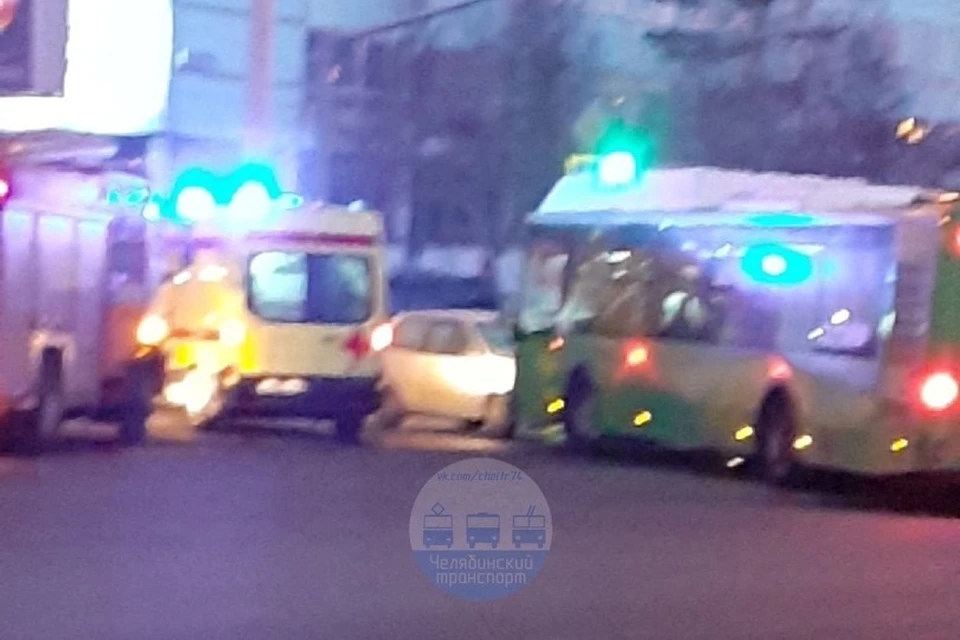 Авария произошла рано утром. Фото: Челябинский транспорт / Vk.com