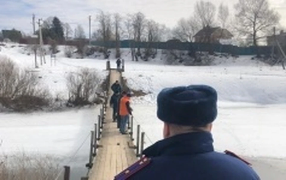 На месте работают следователи, полицейские и спасатели.