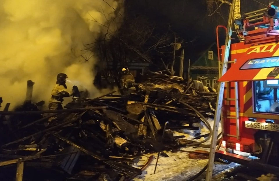 Надворные постройки загорелись около 22 часов в пятницу. Фото: пресс-служба ГУ МЧС по Свердловской области