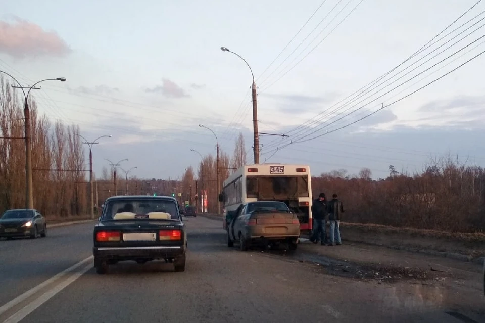 Происшествие в городе липецк на мосту. ДТП на Октябрьском мосту Липецк 27.10.2022. Авария на Октябрьском мосту в Липецке 26 августа 2021. ДТП город Липецк на Троицком мосту. 20.112022 Авария возле месяша.