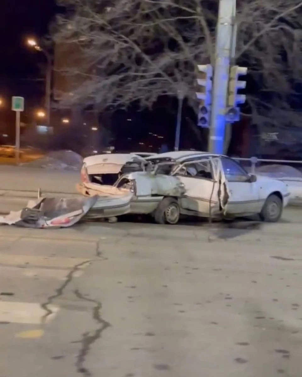 Трое человек пострадали в аварии с чертырьмя авто в Ижевске, Фото: vk.com/chp_dtp_udmurtiya