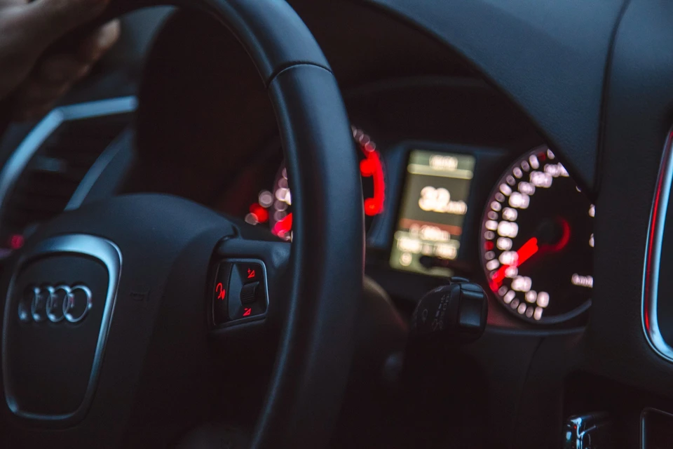 Путаница с одинаковыми VIN-кодами у зеленой и синей Audi A6 сделало невозможной эксплуатацию одной из машин