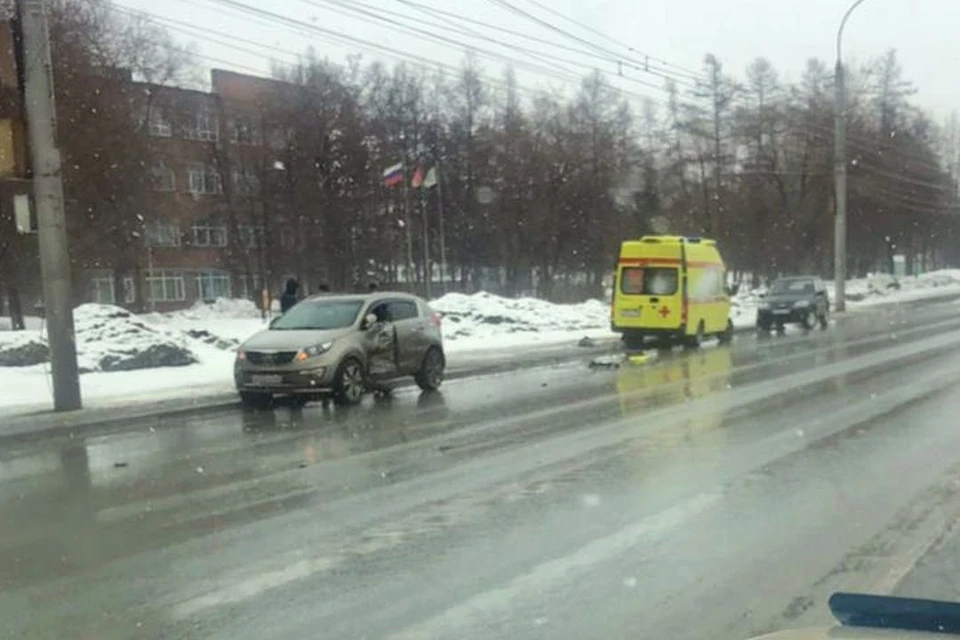 В Ленинском районе столкнулись кроссовер и карета скорой помощи. Фото: АСТ - 54