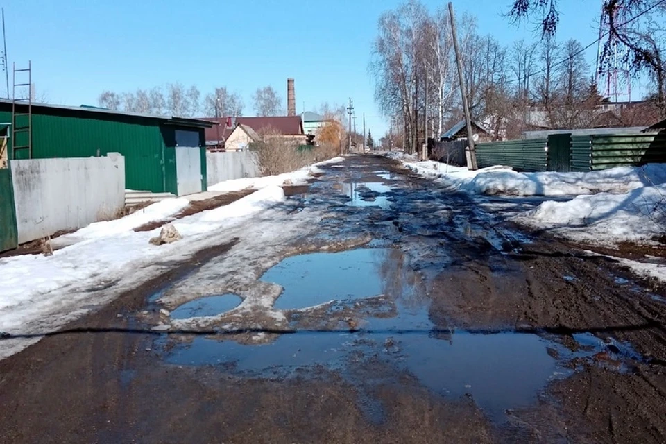 Это глухомань? Нет, фото сделано в райцентре Ряжск на улице Фурманова: ни пройти, ни проехать. Фото: Елена САВЕЛЬЕВА.