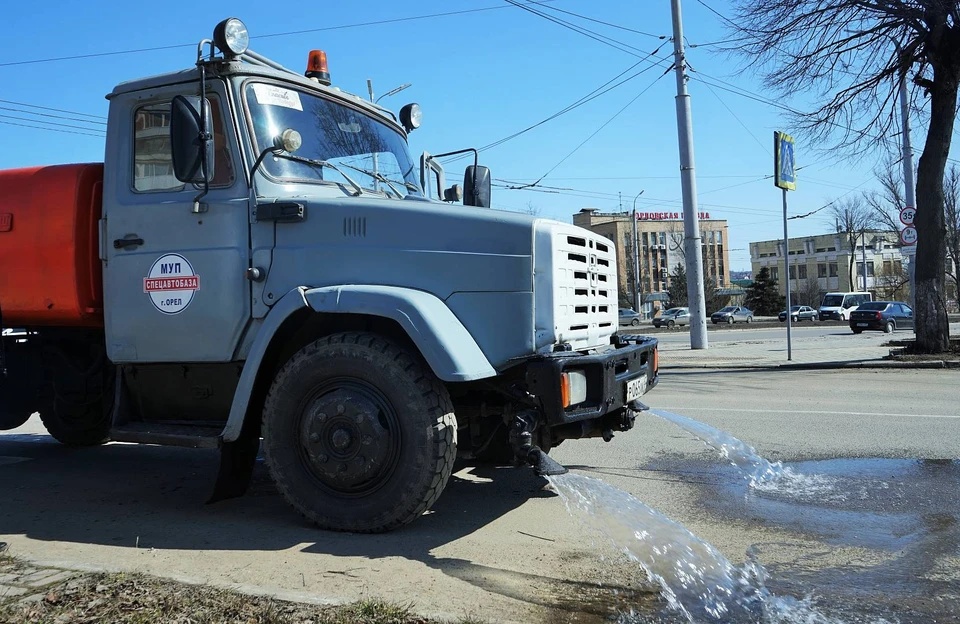 В Орле начали влажную уборку улиц от пыли и песка. Фото: пресс-служба администрации города