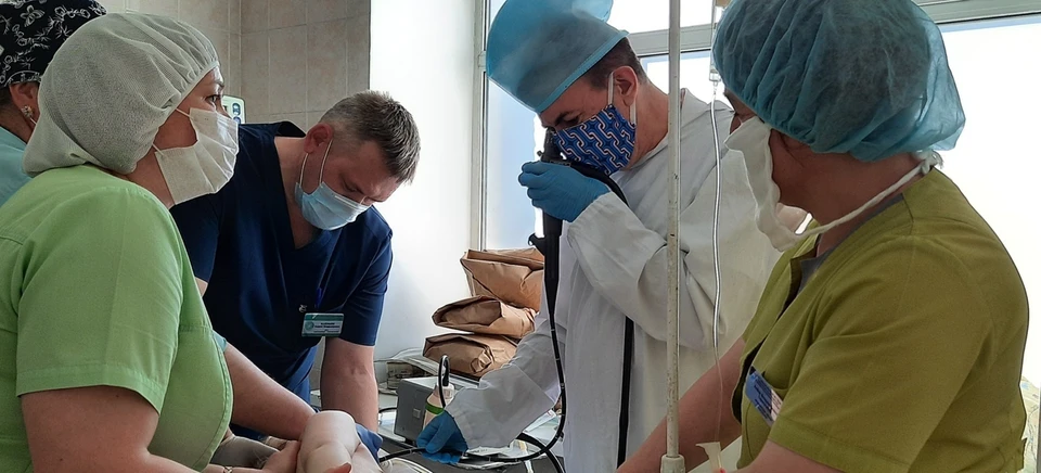 В Ишиме врачи помогли двум детям, подавившимся косточками.