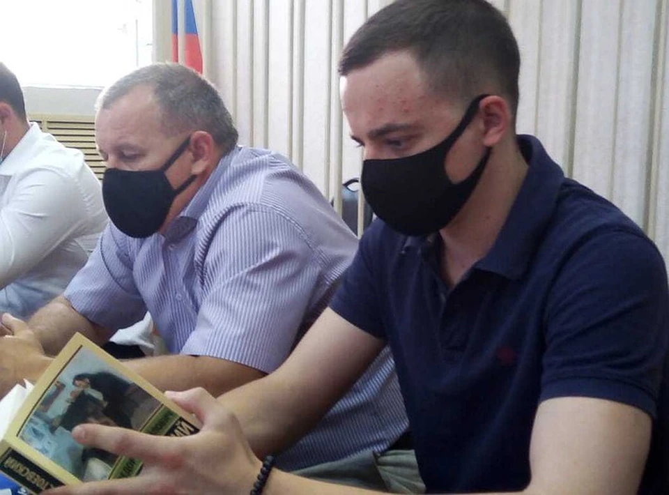 Мать погибшего подарила на суде Баранову книгу "Преступление и наказание"