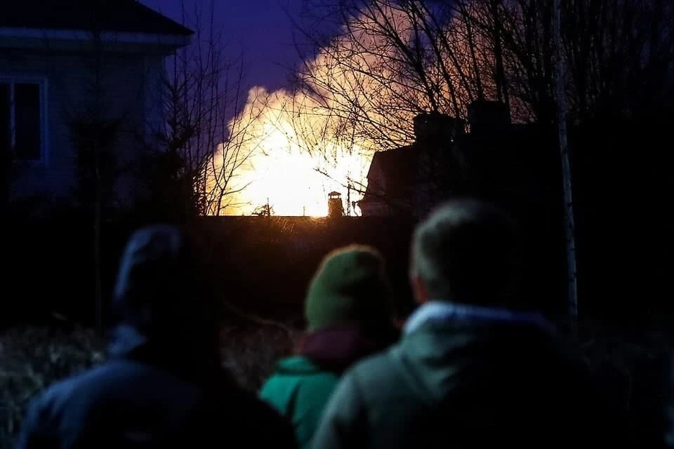 Мытищи. Пожар в доме в коттеджном поселке "Новые Вешки", где спецназ вел перестрелку с вооруженным хозяином особняка. Фото: Сергей Савостьянов/ТАСС