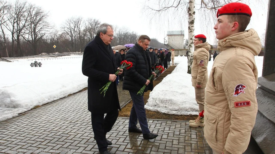 Подростки в форме, похожей на военную, выглядели на этой церемонии, мягко говоря, странно. Фото: пресс-служба администрации Рязани.