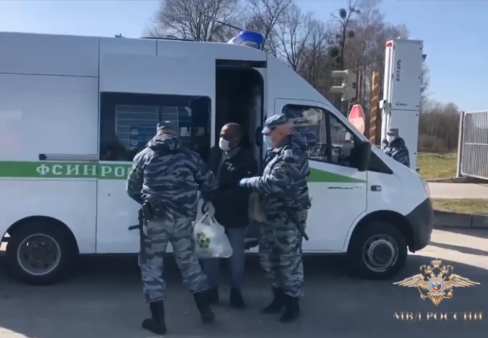 Африканского мага и кудесника российские полицейские с рук на руки передали польским коллегам.