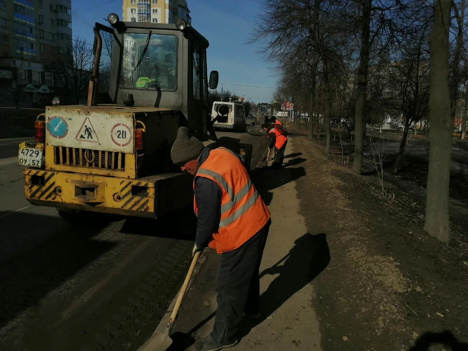 В Орле идет весенняя уборка улиц. Фото: пресс-служба администрации Орла