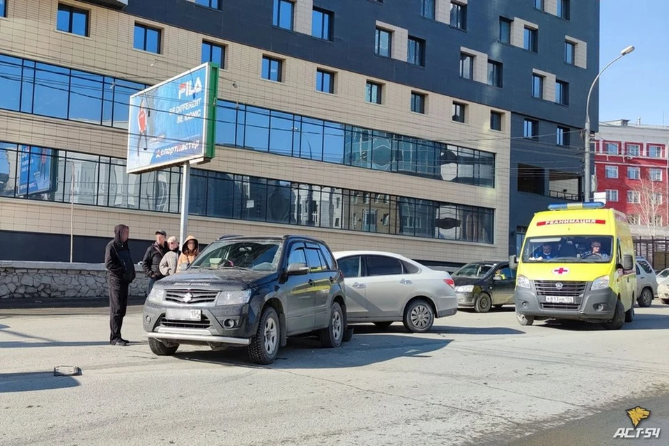 В центре Новосибирска столкнулись три иномарки. Фото: "АСТ-54"