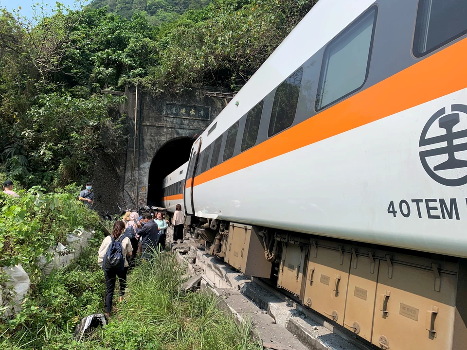 При крушении поезда на Тайване погибли 36 человек
