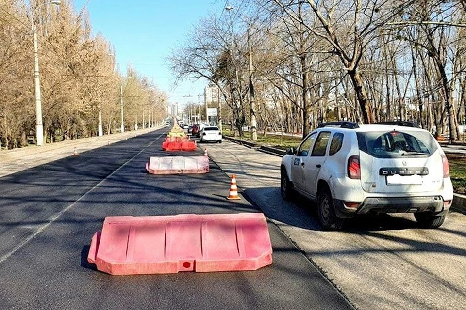 Рабочие собираются положить верхний слой асфальтобетона. Фото: Григорий Назаров