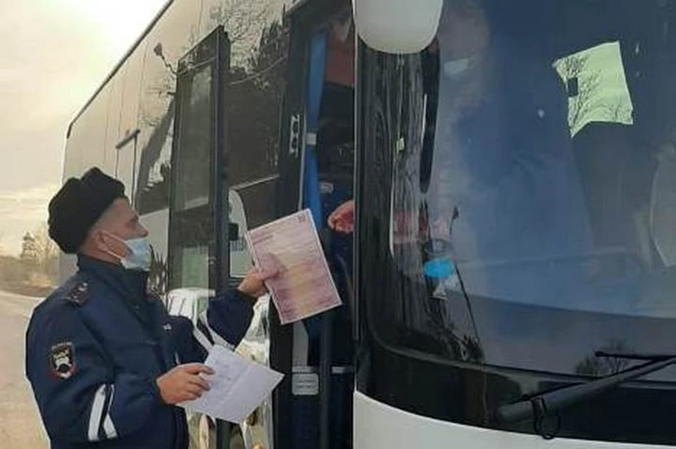 В Вяземском районе полицейские выявили 19 нарушителей среди водителей автобуса и таксистов