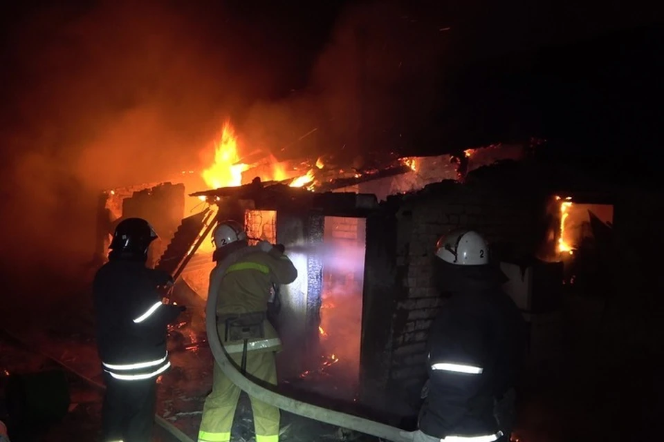 Огнем уничтожено 200 квадратных метров кровли дома. Фото: МЧС ЛНР