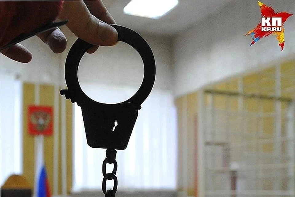 Мошенницу ищут, чтобы арестовать и предать суду.
