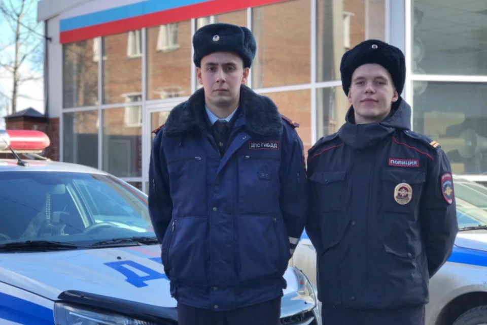Инспекторы ГИБДД Дмитрий Алексеев (слева) и Егор Белобородов.