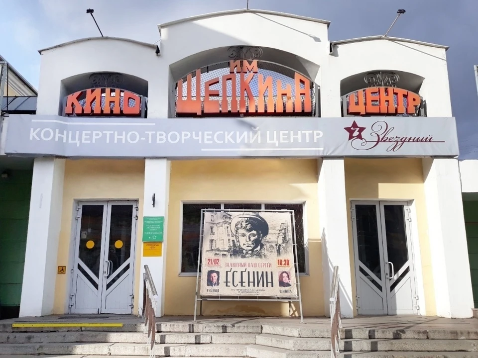 Забронировать билеты можно в будние дни с 9.00 до 18.00 по телефонам