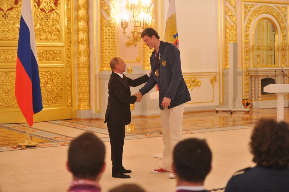 Президент РФ Владимир Путин и олимпийский чемпион сборной России по волейболу Дмитрий Мусэрский.