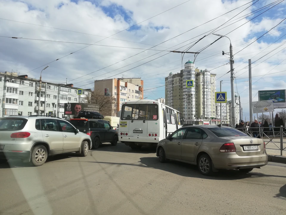 На перекрестке улиц Горького и 60 лет Октября образовался затор