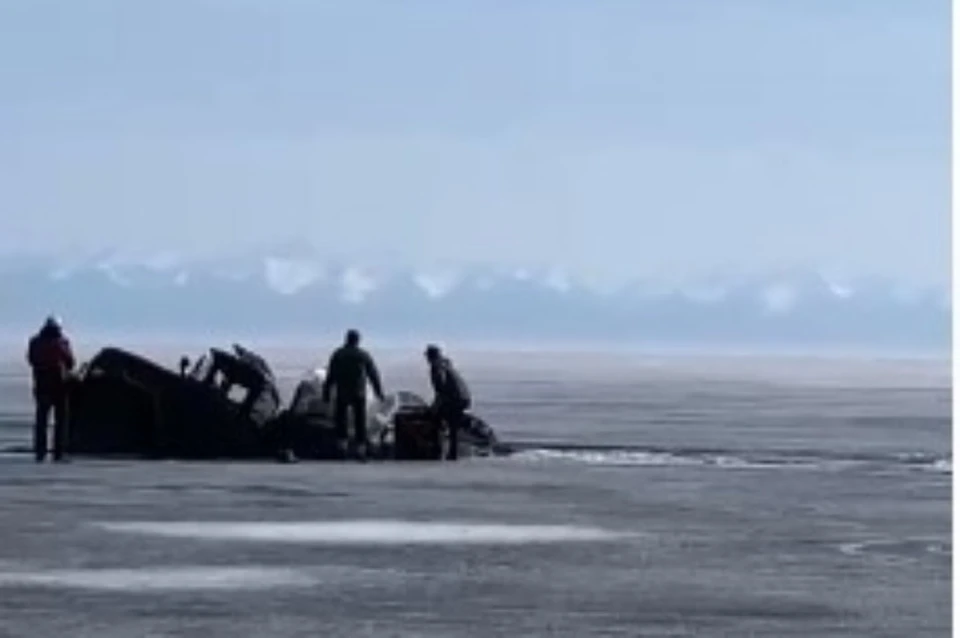 Два грузовика ЗИЛ ушли под лед на Байкале.