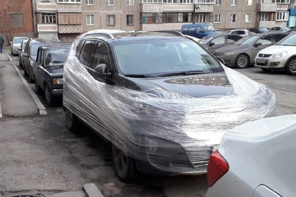 Замотали в пленку. Автомобиль во дворе. Наказали за парковку. Борьба с неправильной парковкой. Пищевая пленка на автомобиль.