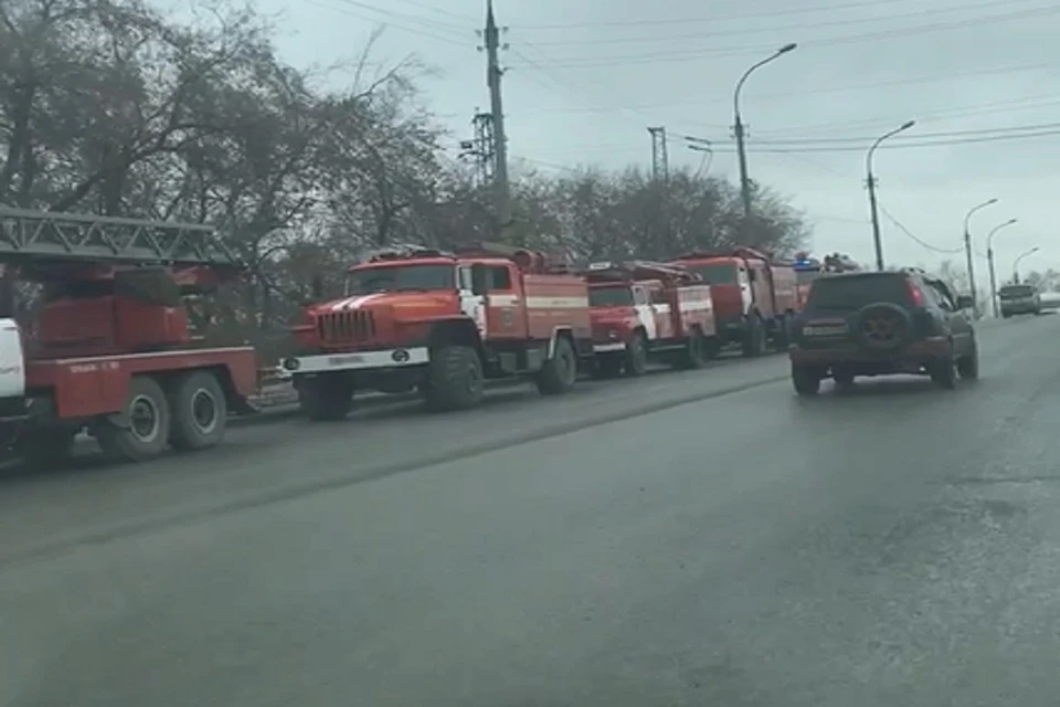 К стрелочному заводу в Новосибирске съехались пожарные машины. Фото: стоп-кадр.