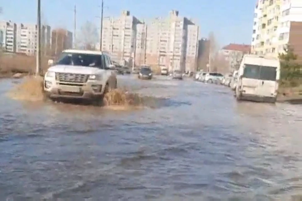 Поток воды на Папанина. Скриншот с видео, группа "Ярославль LIVE"